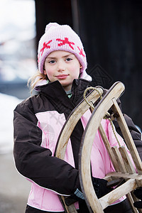 带雪橇的年轻女孩的肖像图片
