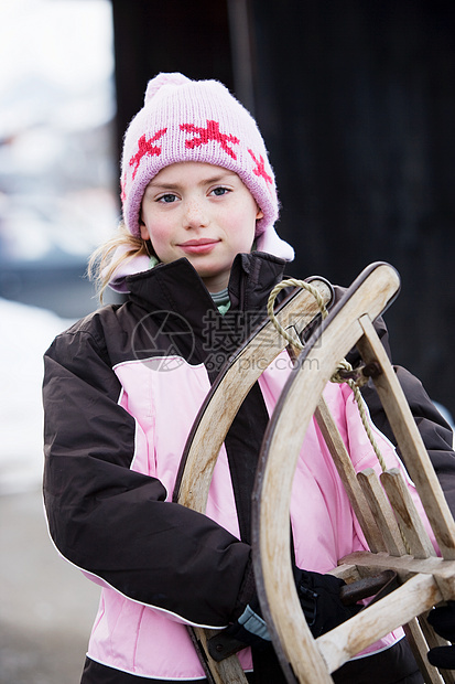 带雪橇的年轻女孩的肖像图片