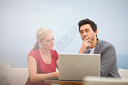在笔记本电脑前工作的夫妇图片