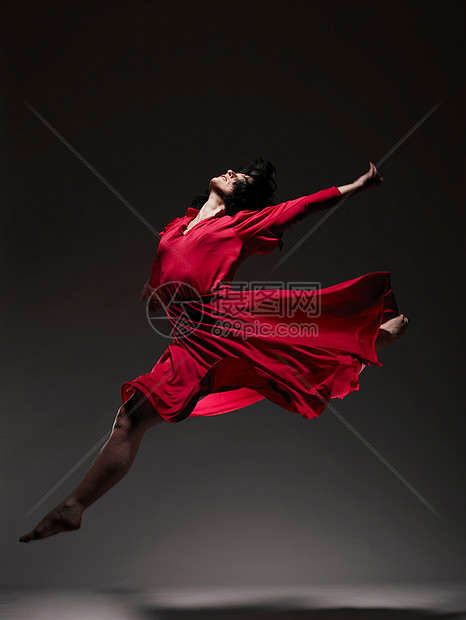 穿红衣服的女人跳舞图片