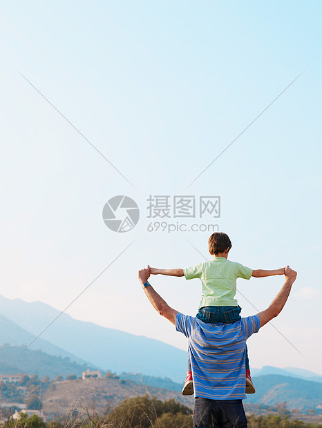儿子骑在父亲的肩上图片
