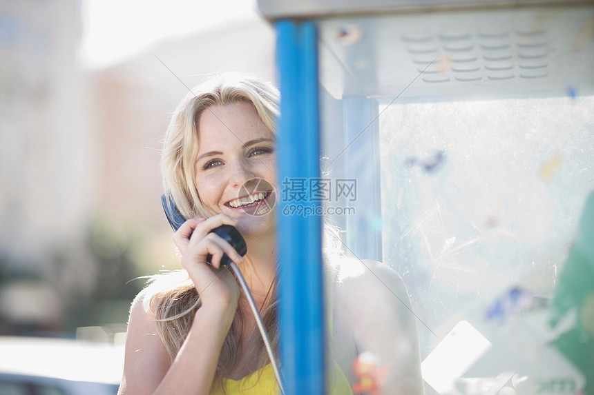 打电话的女人图片