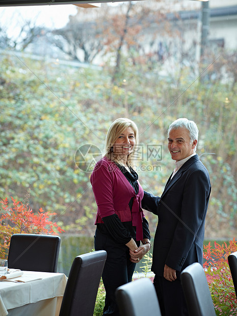 在餐馆里的一对夫妇图片