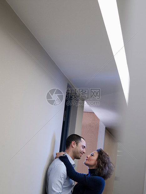 在办公室走廊拥抱的一对夫妇图片