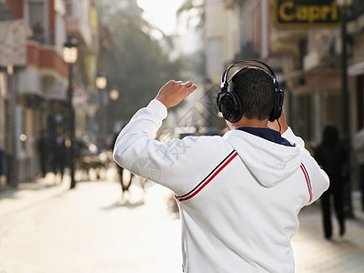 街上戴耳机的年轻人图片