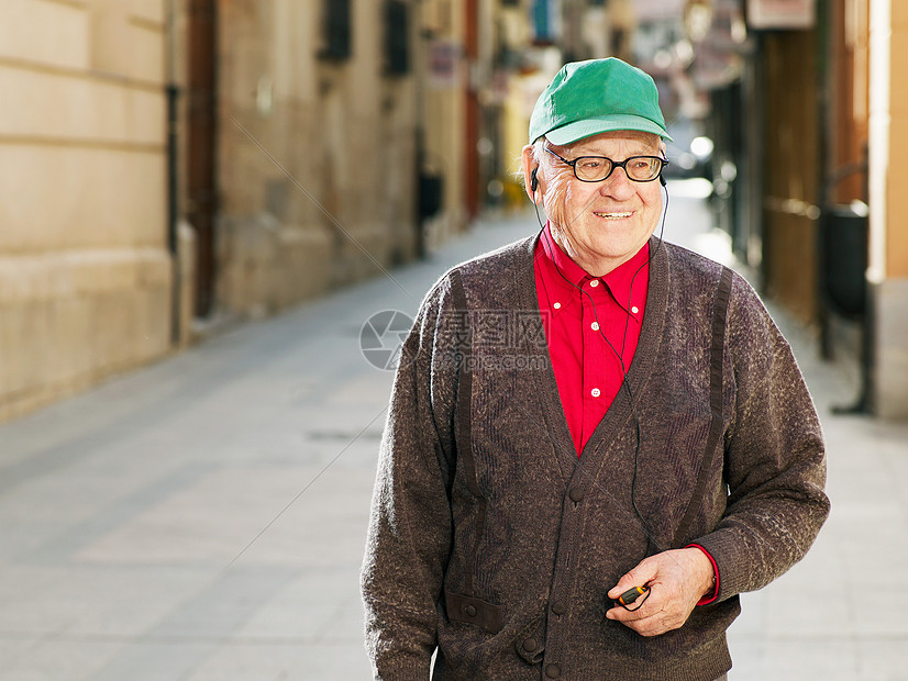 站在街上的老年男子图片