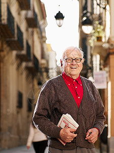 街上的老年男子图片