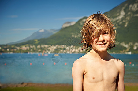 在湖岸微笑的男孩图片