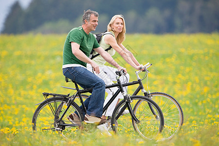 骑自行车的夫妇图片