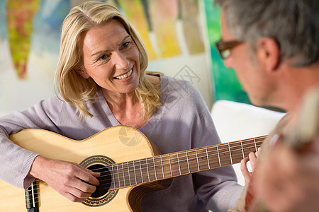 弹吉他的女人图片
