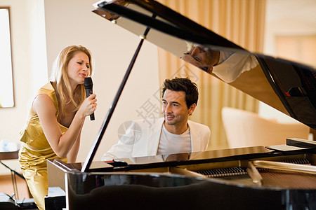 夫妻弹唱钢琴背景图片
