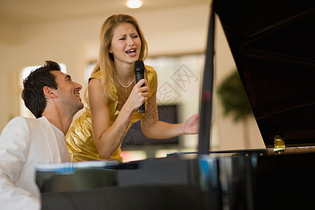 夫妻弹唱钢琴图片