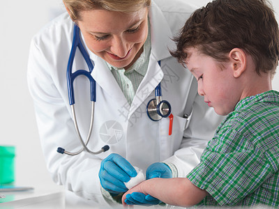 医生照顾受伤的小男孩背景图片