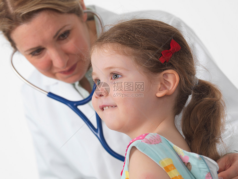 照顾小女孩的医生图片