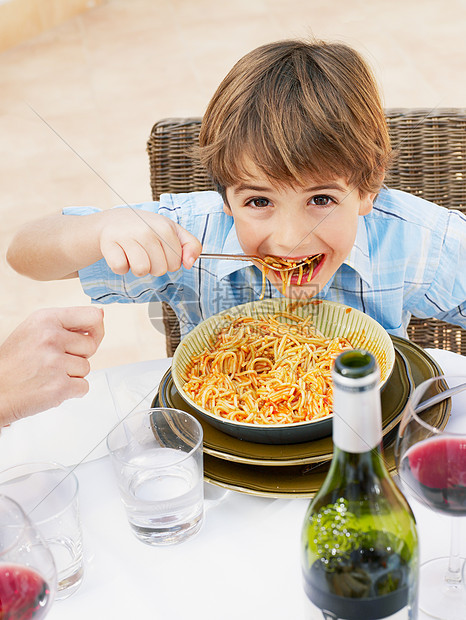 男孩吃意大利面图片