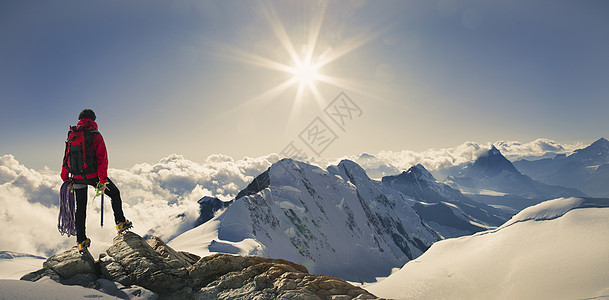 男性登山者外国人玩手机高清图片