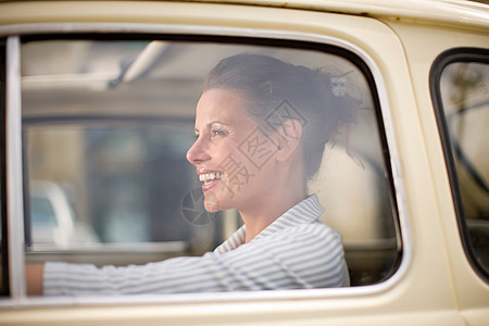 女人在车里微笑图片