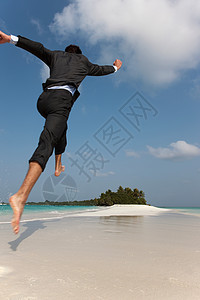 商人在海滩上跳跃图片