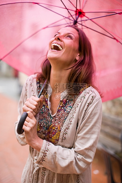 粉红伞下的女人图片