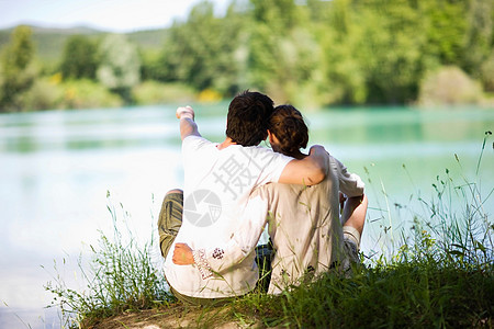 坐在湖边的夫妇图片