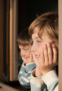 两个男孩看着窗外图片