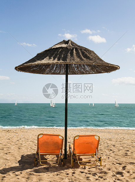 海滩上的躺椅和沙滩伞图片
