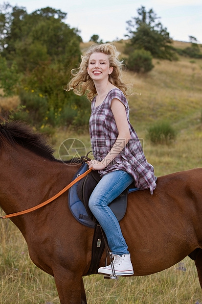骑马的年轻女子图片