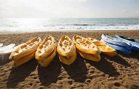 海滩上的独木舟图片
