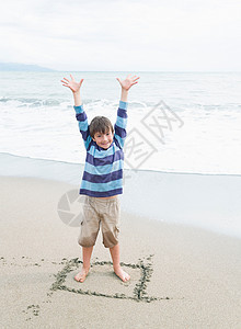 站在广场上的男孩，被沙子吸住图片