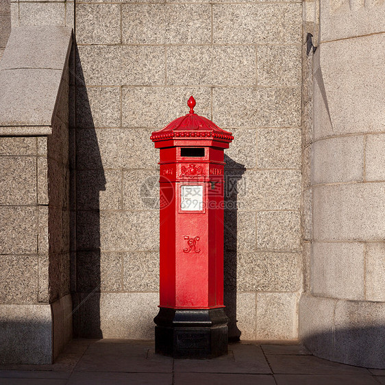 英国伦敦红色邮政信箱图片