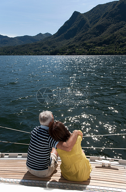 在帆船上放松的老年夫妇图片