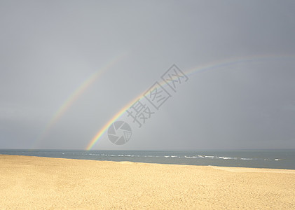 海滩上的彩虹图片