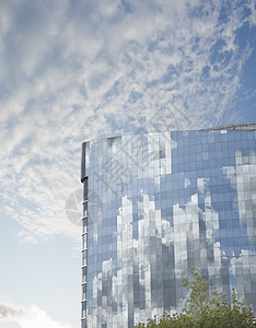 建筑物反射的云图片