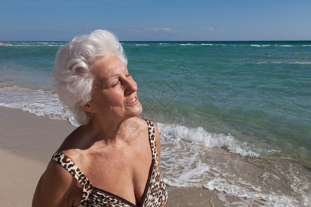 海滩上的老太太图片