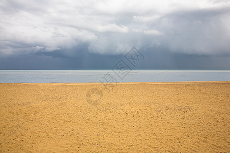 天空阴沉的海滩图片