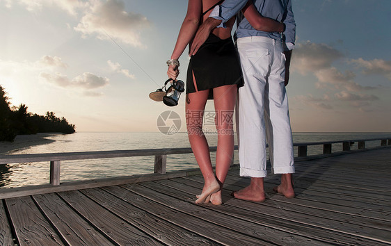 一对夫妇站在码头上图片