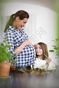 孕妇和小女孩图片