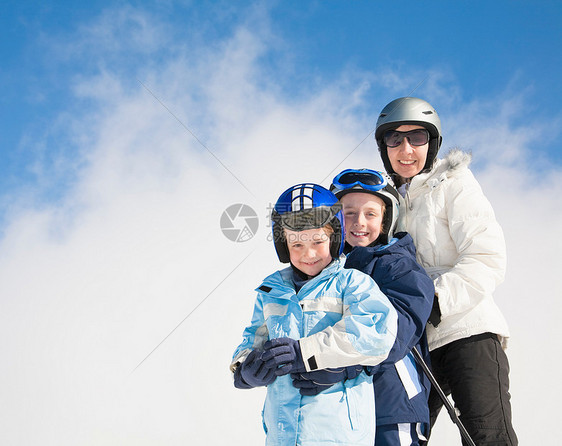 女人和两个穿滑雪板的男孩图片