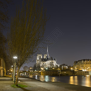 法国巴黎塞纳河和圣母院的夜景图片