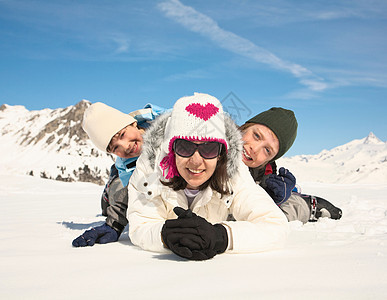 女人和两个男孩在雪地里图片