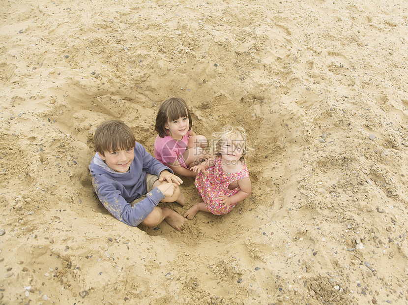 孩子们坐在沙滩上图片