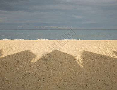 海滩小屋的阴影图片