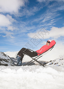 女人在雪山上放松图片