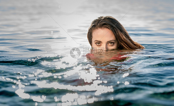 意大利撒丁岛卡斯蒂达斯，海上游泳的年轻女子画像图片