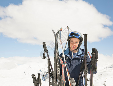在山中滑雪的男孩图片