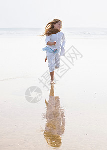 在海滩上跑步的女孩图片