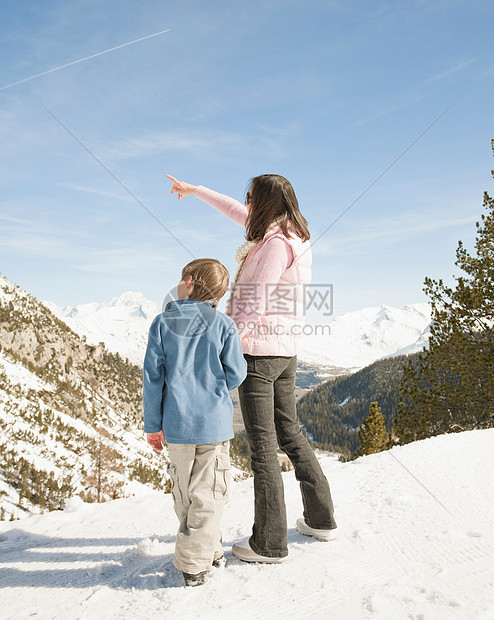 看雪山的男女图片