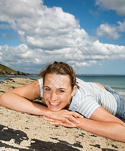 海滩岩石上的女人图片