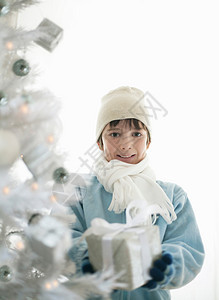 圣诞树旁的男孩图片