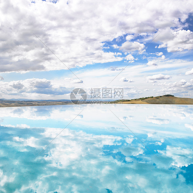 水面上的天空反射图片